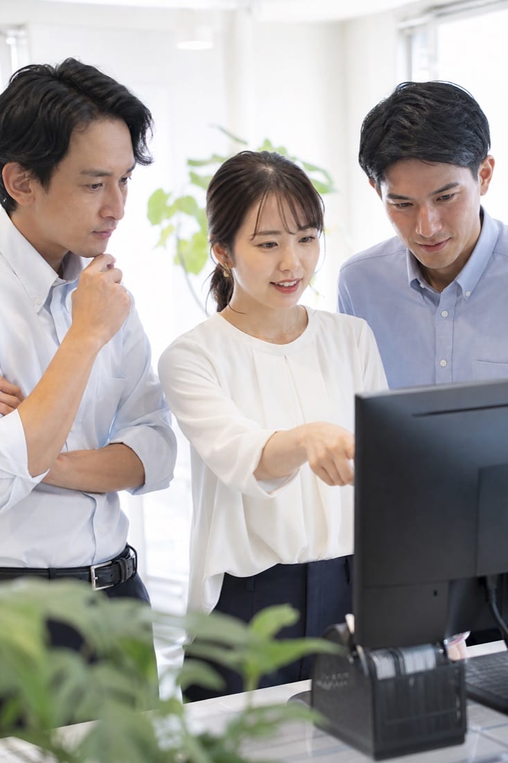 社内でSNSの数字を確認するチーム
